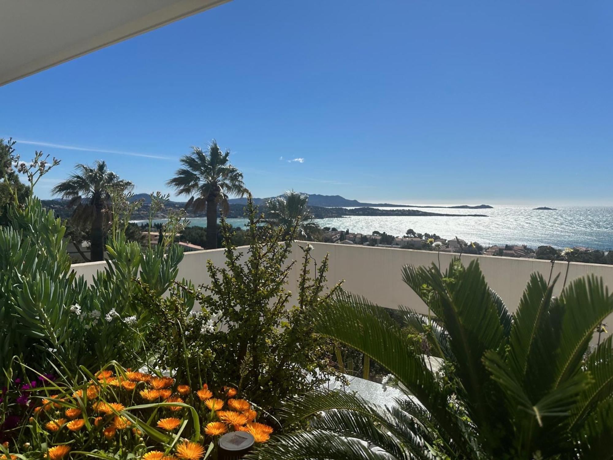 Superbe T2 44M2 - Grande Terrasse Vue Mer Panoramique Exceptionnelle Piscine - Parking Bandol Luaran gambar